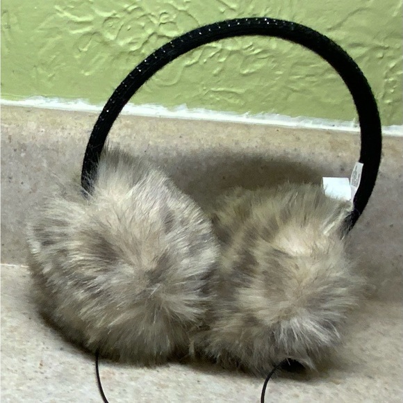🌸🌸 Aeropostale Faux Fur Earmuffs with speakers - Picture 3 of 4